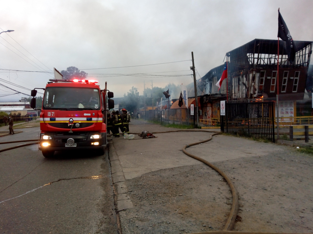 Fiscalía de Valdivia dirige investigación por eventual intencionalidad en incendio de Supermercado Mi Barrio