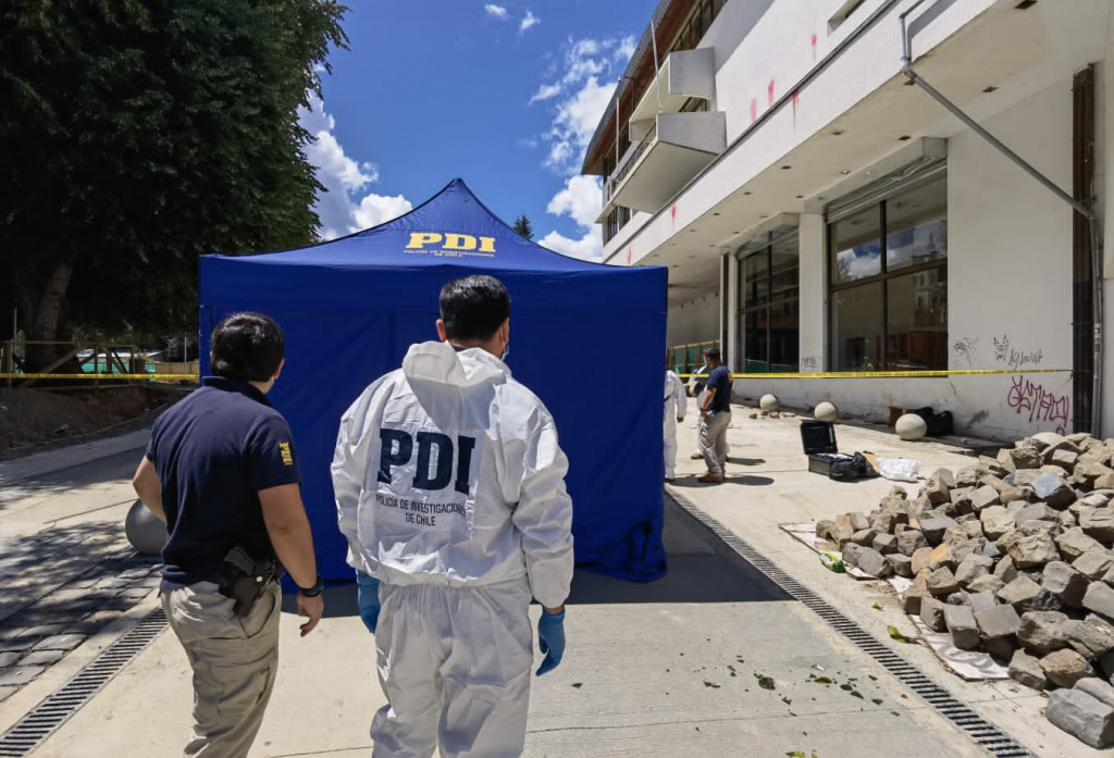 ENCUENTRAN CADAVER A UN COSTADO DE LA MUNICIPALIDAD DE VALDIVIA